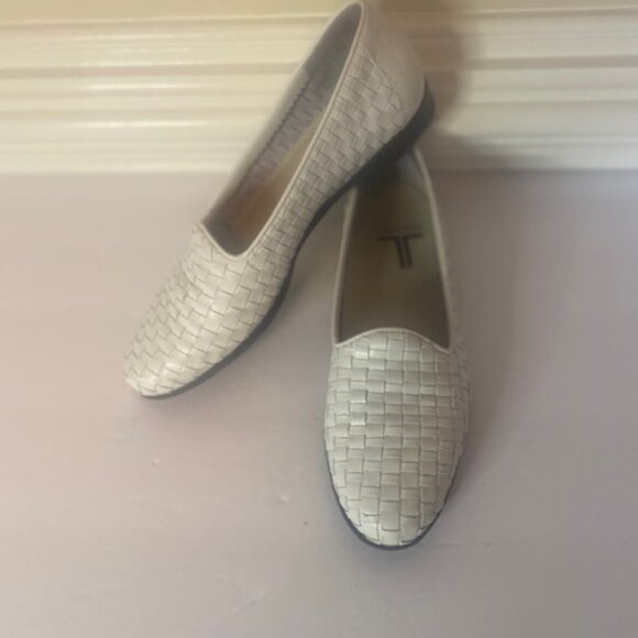 Trotters Women's Liz White Leather Loafer, size 7N - Picture 2 of 6